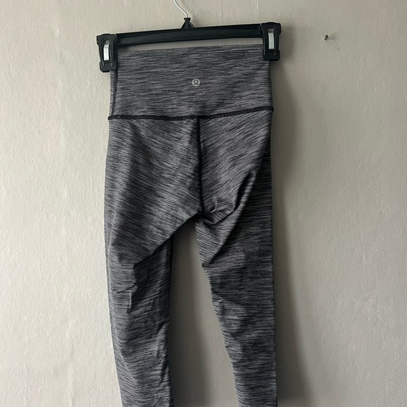 Lululemon Grey Striped Wunder Under Hi- Rise 17” Crop Leggings Size 2 - Picture 3 of 5